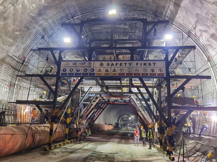 Yancheng Lianggong Formwork : 벨트와 도로 아래 Yawan 고속 철도의 실제 이야기